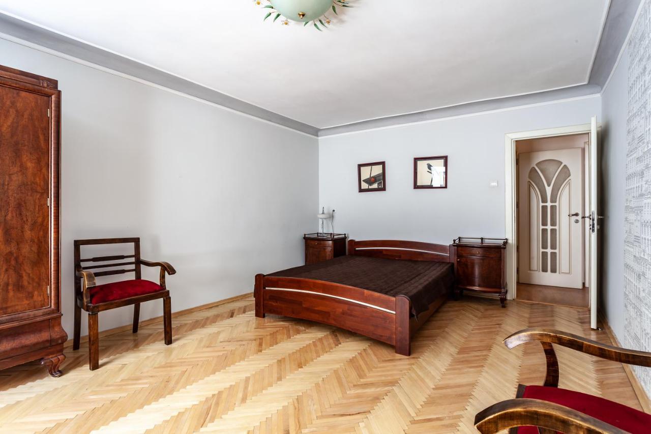 Four Bedrooms Apartment In The Heart Of Лвив Екстериор снимка