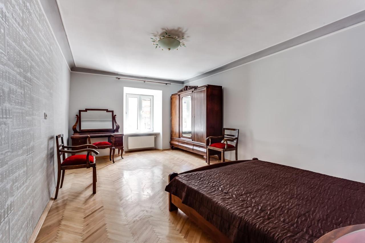 Four Bedrooms Apartment In The Heart Of Лвив Екстериор снимка